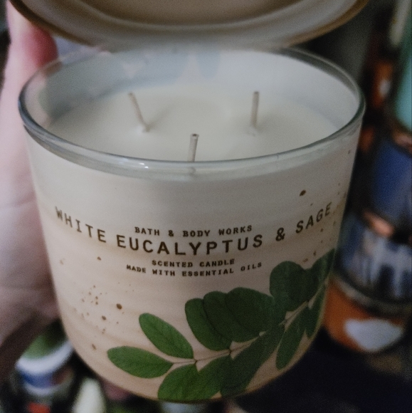 White eucalyptus and aage candle - Picture 2 of 3
